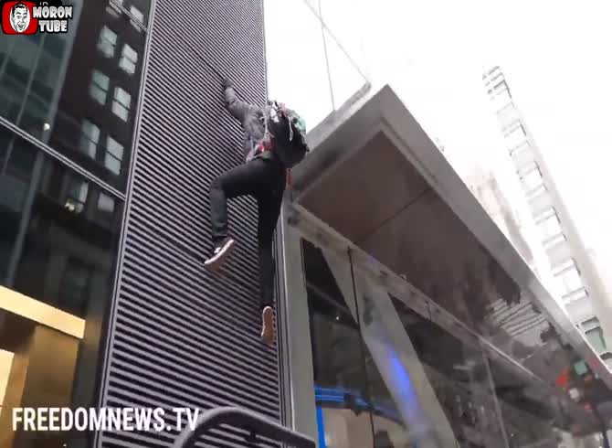 Video :The demonstrator who mistakenly believed he was Spider-Man